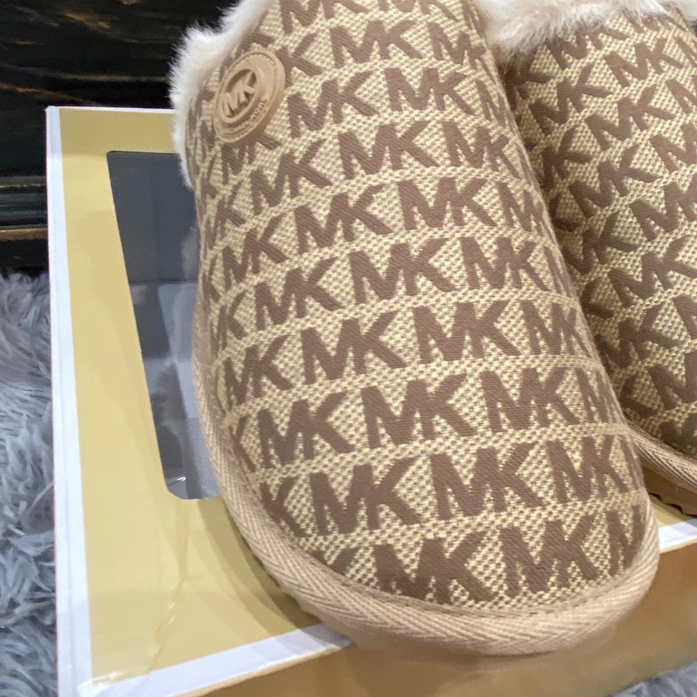 Michael Kors Janis faux fur slippers. - Picture 7 of 9